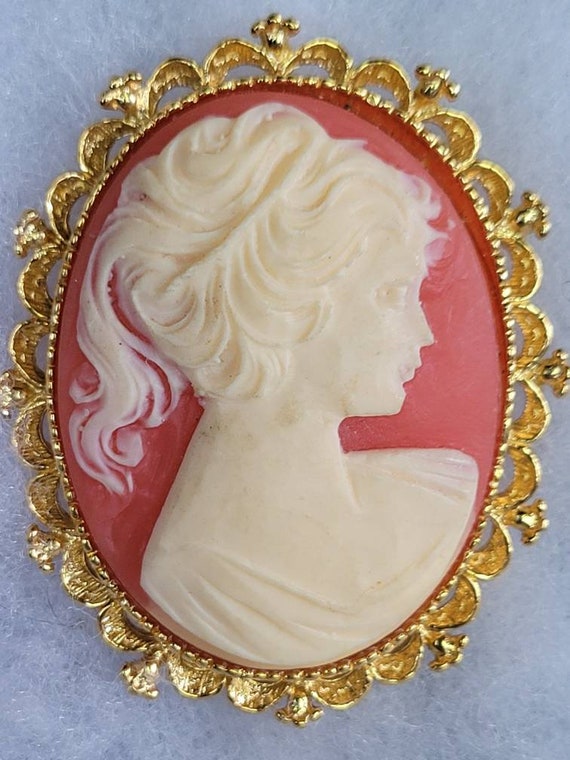 Gerrys Gorgeous  Cameo Pin Vintage Pretty in  Pea… - image 3