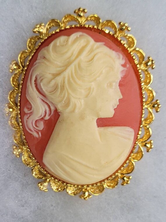 Gerrys Gorgeous  Cameo Pin Vintage Pretty in  Pea… - image 1