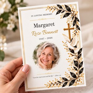 Könnte beinhalten: Eine Trauerprogrammkarte mit dem Text IN LOVING MEMORY, dem Namen Margaret Rose Bennett, den Daten 1947-2026 und dem Vers I am the resurrection and the life. John 11:25. Sie enthält ein kreisförmiges Foto einer Frau, ein goldenes Kreuz und eine weiße Taube.