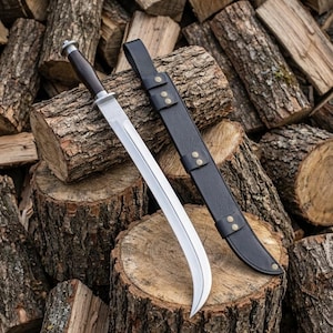 Può includere: Un coltello con lama in acciaio curva, manico in legno scuro e pomolo in metallo argentato. Il coltello è accompagnato da un fodero in pelle nera con rivetti color ottone e un passante per cintura, progettato per riporre e trasportare la lama.