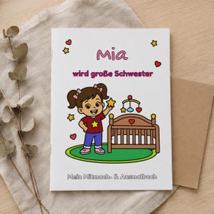 Può includere: Un libro di attività e da colorare bianco intitolato Mia wird große Schwester. La copertina mostra una bambina disegnata con codini castani, una maglietta rossa con una stella gialla e pantaloni blu, accanto a una culla marrone con una giostrina.