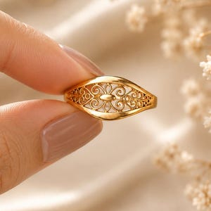 Goldfiligraner Blumenring für Damen | Statement-Ring im Vintage-Stil mit durchbrochenem Muster | Minimalistischer Goldring | Geschenk zum Jahrestag oder Geburtstag | Schmuck für jeden Tag