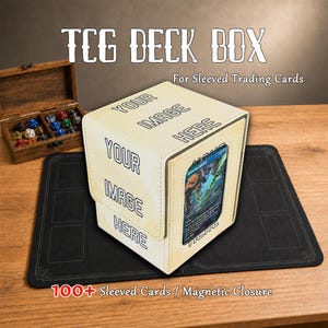 Può includere: Un portamazzo TCG color crema con chiusura magnetica, dotato di una finestra frontale trasparente che mostra una carta collezionabile. L'esterno presenta la scritta YOUR IMAGE HERE. Contiene oltre 100 carte protette da bustine.
