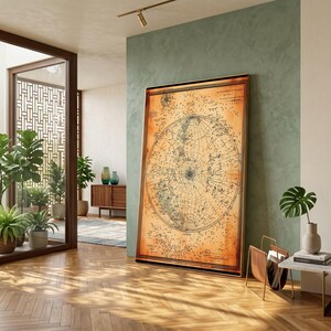 Könnte beinhalten: Ein großes, rechteckiges gerahmtes Wandbild, das eine Himmelskarte im Vintage-Stil auf einem warmen, orangefarbenen Hintergrund zeigt. Die Karte präsentiert detaillierte schwarze Zeichnungen von Sternbildern, Sternen und kreisförmigen Gittern.