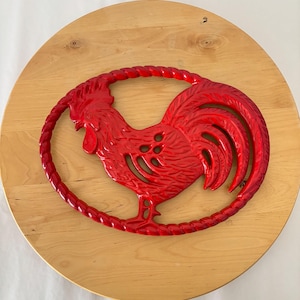Sottopentola vintage a forma di gallo in ghisa smaltata rosso fiamma, prodotto in Francia da 11 pollici.