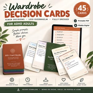 Op de afbeelding: Een set van 45 kledingkeuzekaarten voor volwassenen met ADHD, met een stapel kleurrijke kaarten en individuele promptkaarten met tekst zoals SOS / Can't Decide, Work Mode, Tag & Set, Go-To en The 2-Minute Grab, weergegeven met een tablet.