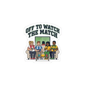 Könnte beinhalten: Ein Aufkleber mit einer Illustration von vier Personen, die auf einem Sofa sitzen und ein Fußballspiel im Fernsehen schauen. Der Text darüber lautet OFF TO WATCH THE MATCH. Die Personen tragen bunte Schals und halten Getränke und Snacks.