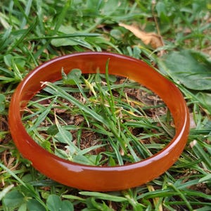 Pulseira de Cornalina Natural 55–56 mm – Pulseira de Ágata Genuína – Pulseira de Pedra Natural Vermelho-Alaranjada – Pulseira de Pedra Polida à Mão para Mulheres