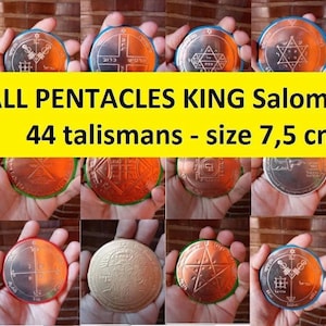 Puede incluir: Una colección de 44 talismanes circulares de color cobre, cada uno de 7,5 cm de diámetro, con varios símbolos geométricos grabados y texto en hebreo. La imagen incluye una franja amarilla con el texto --ALL PENTACLES KING Salomon--.