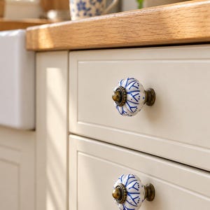Pomelli in ceramica dipinti a mano a forma di zucca, maniglie per cassetti in stile vintage con motivo floreale, pomelli a foro singolo per cassettiere, armadi e ante di guardaroba. immagine 8