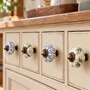 Pomelli in ceramica dipinti a mano a forma di zucca, maniglie per cassetti in stile vintage con motivo floreale, pomelli a foro singolo per cassettiere, armadi e ante di guardaroba. immagine 9