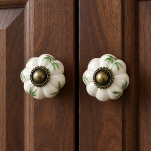 Pomelli in ceramica dipinti a mano a forma di zucca, maniglie per cassetti in stile vintage con motivo floreale, pomelli a foro singolo per cassettiere, armadi e ante di guardaroba. immagine 7