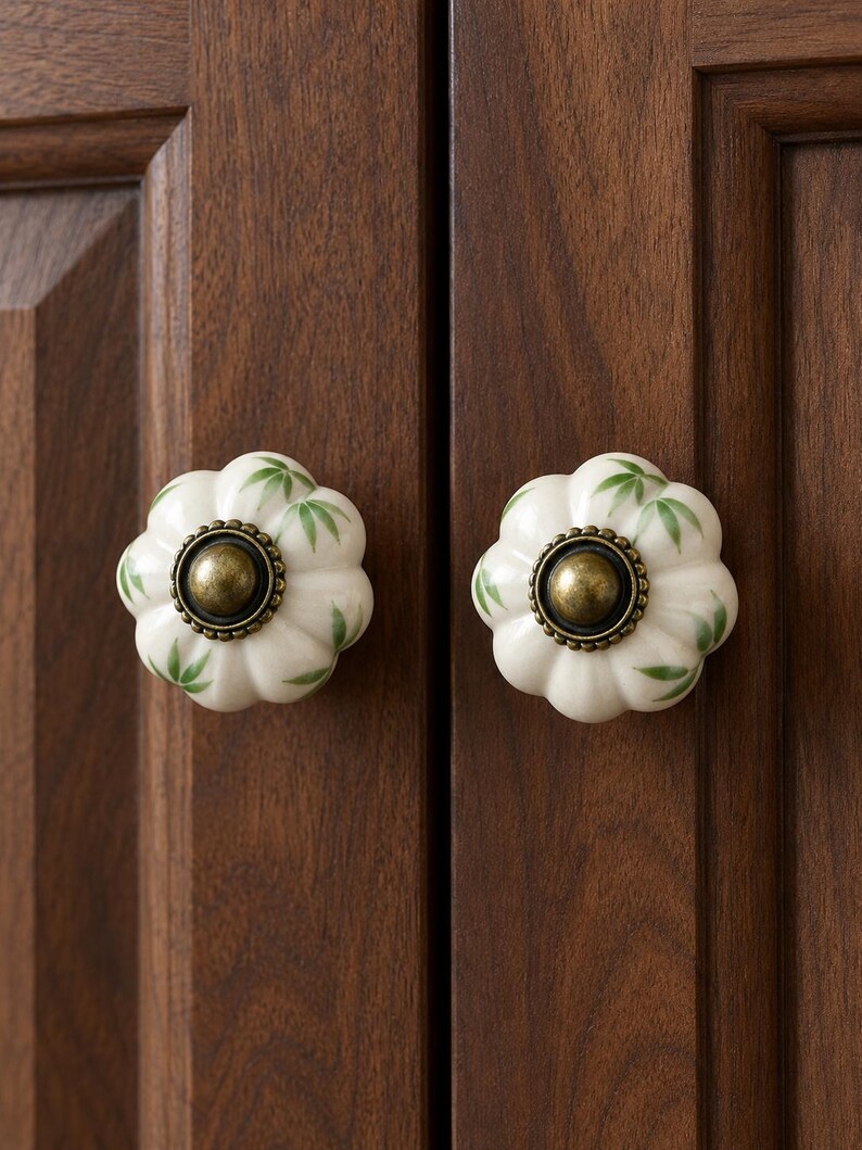 Pomelli in ceramica dipinti a mano a forma di zucca, maniglie per cassetti in stile vintage con motivo floreale, pomelli a foro singolo per cassettiere, armadi e ante di guardaroba. immagine 7