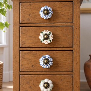 Pomelli in ceramica dipinti a mano a forma di zucca, maniglie per cassetti in stile vintage con motivo floreale, pomelli a foro singolo per cassettiere, armadi e ante di guardaroba. immagine 2