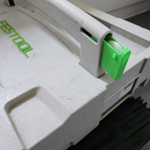 Festool Systainer SYS 2 - Griff, Diebstahlsicherung, Air Tag und Halterung für Android-Geräte.