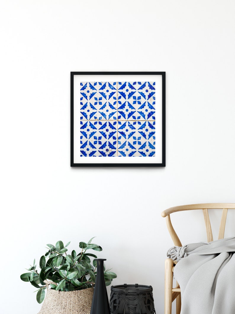 Pode incluir: Uma impress&atilde;o emoldurada de um padr&atilde;o de azulejos geom&eacute;tricos azul e branco. Os azulejos est&atilde;o dispostos em um padr&atilde;o repetitivo de quadrados e losangos.