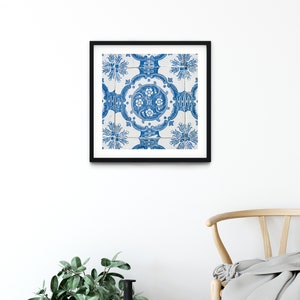 Pode incluir: Uma impress&atilde;o emoldurada de um padr&atilde;o de azulejos azul e branco com um design floral. O padr&atilde;o dos azulejos &eacute; sim&eacute;trico e tem um design repetitivo.