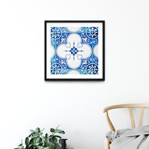Pode incluir: Uma impress&atilde;o emoldurada de um azulejo azul e branco com um padr&atilde;o geom&eacute;trico. O azulejo tem um desenho central de uma estrela de quatro pontas com um c&iacute;rculo no centro.