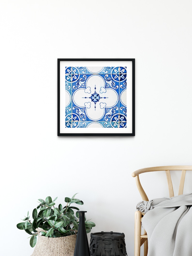 Pode incluir: Uma impress&atilde;o emoldurada de um azulejo azul e branco com um padr&atilde;o geom&eacute;trico. O azulejo tem um desenho central de uma estrela de quatro pontas com um c&iacute;rculo no centro.