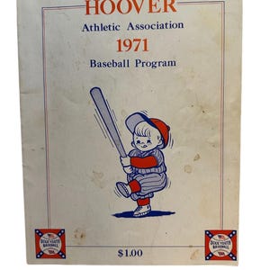 Può includere: Un programma di baseball vintage del 1971 della Hoover Athletic Association con un'illustrazione a cartoni animati di un bambino in divisa da baseball che tiene una mazza. La copertina include il testo Hoover Athletic Association 1971 Baseball Program e $1.00.