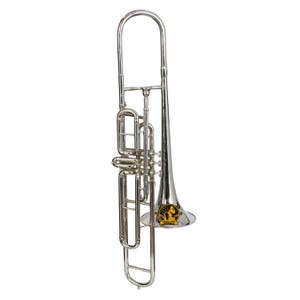 Op de afbeelding: Een zilverkleurige ventieltrombone met een lange, slanke beker en een complex systeem van buizen en ventielen. Een cirkelvormig geel en zwart logo met de tekst "SOUND SOUL" is zichtbaar nabij de basis van de beker op dit koperblaasinstrument.