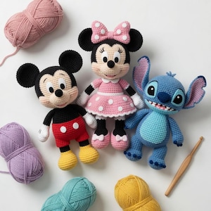 Puede incluir: Tres muñecos de ganchillo que representan a Mickey Mouse con pantalones cortos rojos, Minnie Mouse con un vestido rosa de lunares con lazo a juego y el personaje azul Stitch. El conjunto incluye cuatro ovillos de lana rosa, morada, turquesa y amarilla, y un ganchillo de madera.