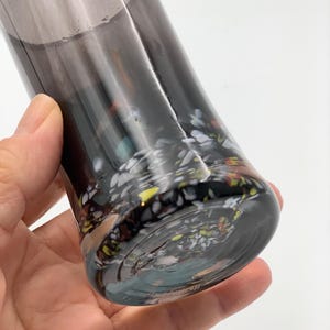 Noorse kunst glazen vaas, kleine donkere glazen vaas
