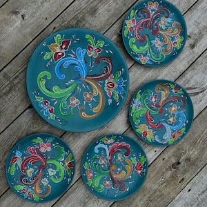 Vintage Norwegian Rosemaling Wall Plate Set – Hand-Painted Wooden Wall Decor (Set of 5)