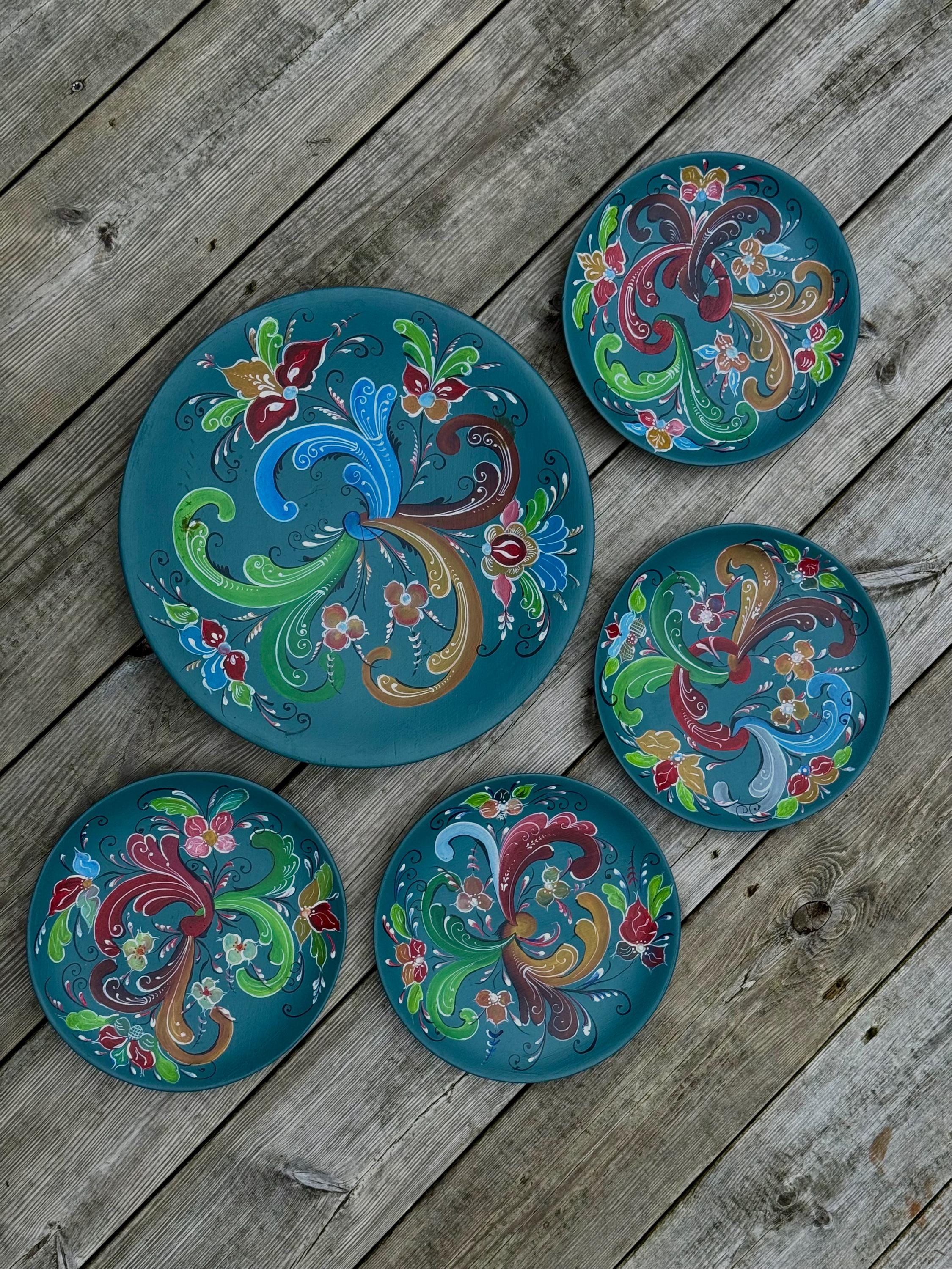 Vintage Norwegian Rosemaling Plate Set: Hand-painted Wooden Wall