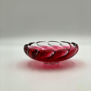 Noors kunstglas, rode glazen kom golvend, Magnor Norway-glas