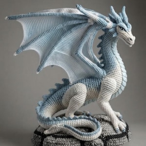 Patrón de dragón a crochet en PDF, patrón de dragón amigurumi a crochet, tutorial de peluche de dragón de fantasía, criatura mítica a crochet, regalo de dragón para hacer tú mismo