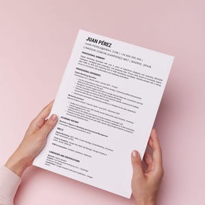 Puede incluir: Un documento de currículum blanco titulado Juan Pérez con texto negro que detalla la experiencia profesional, habilidades y educación en marketing digital. El documento incluye datos de contacto, un resumen y certificaciones.