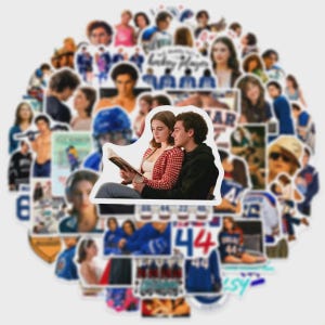 Peut inclure: Une collection d'autocollants assortis présentant diverses scènes, portraits et textes liés aux joueurs de hockey et aux couples romantiques. L'autocollant central montre une personne en cardigan rouge à motifs lisant un livre à côté d'une personne en sweat à capuche noir.