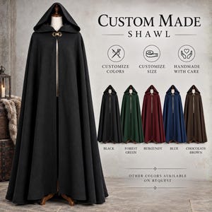 Puede incluir: Una capa con capucha negra que llega hasta el suelo con un cierre de metal dorado en el cuello. La imagen muestra el texto CUSTOM MADE SHAWL e iconos para opciones de personalización. Se muestran cinco capas adicionales en negro, verde bosque, burdeos, azul y marrón chocolate.