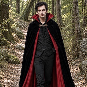 Svart sammetsvampyrmantel, rödfodrad gotisk kappa, hög krage och huva, Dracula viktoriansk Halloweenkostym