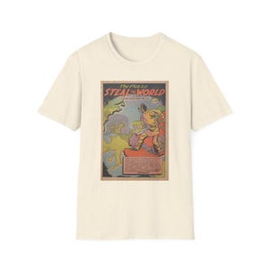 Könnte beinhalten: Ein cremefarbenes Kurzarm-T-Shirt mit einer Vintage-Comic-Cover-Grafik mit dem Titel The Plot to Steal the World. Die Illustration zeigt eine Figur, die über einer Karte der Vereinigten Staaten steht, ergänzt durch Textfelder und Farben.