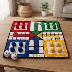 Puede incluir: Un tapete de juego cuadrado tejido a ganchillo con un diseño clásico de cuatro cuadrantes en rojo, verde, azul y amarillo. El tapete incluye dieciséis piezas de juego a juego tejidas a ganchillo y dos dados blancos con puntos negros bordados.