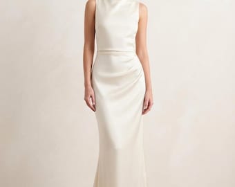 Elegantes Maxikleid aus Satin: Ärmelloses Kleid mit Empire-Taille für Hochzeitsgäste