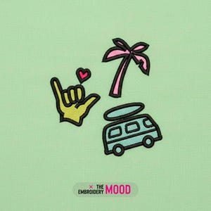 Può includere: Una toppa ricamata su tessuto verde chiaro raffigurante un gesto della mano shaka giallo con un piccolo cuore rosa, una palma rosa e un furgone azzurro con una tavola da surf sopra. Il testo THE EMBROIDERY MOOD è stampato in basso.