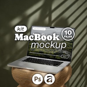 Könnte beinhalten: Ein silberner Laptop mit einer Website-Oberfläche auf dem Bildschirm, platziert auf einem abgerundeten Holzhocker. Textüberlagerungen umfassen kit, MacBook mockup, 10 FILES, Ps und ein stilisiertes Symbol in Form eines Buchstabens a.