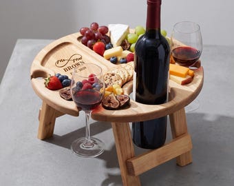 Personligt hopfällbart vinbord, träpicknickbräda för charkuterier, bärbar vinhållare, present till par