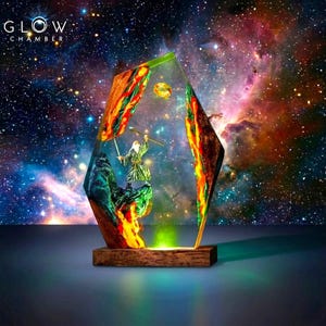 Lampada da notte in resina a forma di mago, realizzata a mano – Diorama fantasy, decorazione mitologica