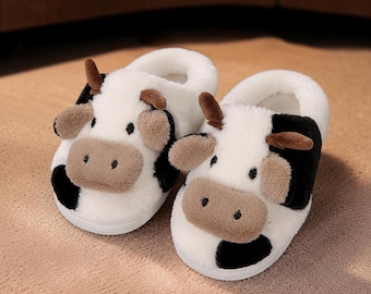 Pantuflas de vaca para mujer, lindas pantuflas de felpa con forma de corazón, zapatos cálidos de invierno para interiores, calzado antideslizante y cómodo.