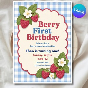 Puede incluir: Una tarjeta de invitación de cumpleaños rectangular con un fondo de cuadros vichy azul y blanco. Un panel central color crema con bordes festoneados muestra el texto Berry First Birthday, Join us for a berry sweet celebration, Theo is turning one, Sunday, July 13, 2:30 PM, Bluebell Hall, 123 Orchard Lane, decorado con ilustraciones de frambuesas rojas y flores blancas.