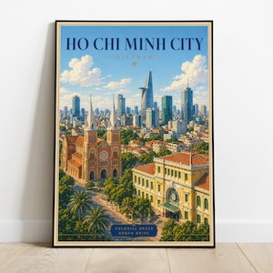 Könnte beinhalten: Ein gerahmtes Reiseplakat von Ho-Chi-Minh-Stadt, Vietnam, das ein Stadtbild mit der Kathedrale Notre-Dame und dem Hauptpostamt im Vordergrund, modernen Wolkenkratzern im Hintergrund sowie einen blauen Himmel mit weißen Wolken zeigt.