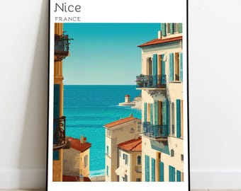 Könnte beinhalten: Ein vertikaler Kunstdruck einer Küstenszene in Nizza, Frankreich. Die Illustration zeigt cremefarbene Gebäude mit Terrakotta-Dächern und blauen Fensterläden, die über ein helltürkisfarbenes Meer unter klarem Himmel blicken, mit dem Text Nice FRANCE.