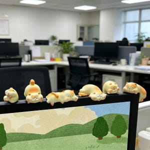Lazy Orange Cat Monitor Decor, Cute Slacking Cat Desk Figurine, Office Stress Relief Desktop Ornament for Workers
