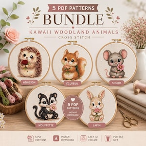 Peut inclure: Un lot de 5 modèles de point de croix en PDF représentant des animaux des bois kawaii, dont un hérisson, un écureuil, une souris, une mouffette et un lapin. Chaque motif est présenté dans un tambour à broder en bois sur du tissu.