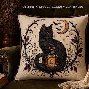 Peut inclure: Un coussin carré en tissu crème orné d'un motif au point de croix représentant un chat noir assis à côté d'une fiole. Le texte STITCH A LITTLE HALLOWEEN MAGIC est inscrit au-dessus du chat, entouré d'un croissant de lune, de chauves-souris et d'une bordure végétale sombre.