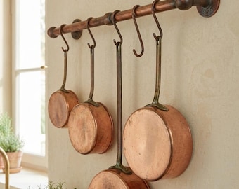 Koperen pannenrek wandmontage, verouderd koperen keukenrail met S-haken.